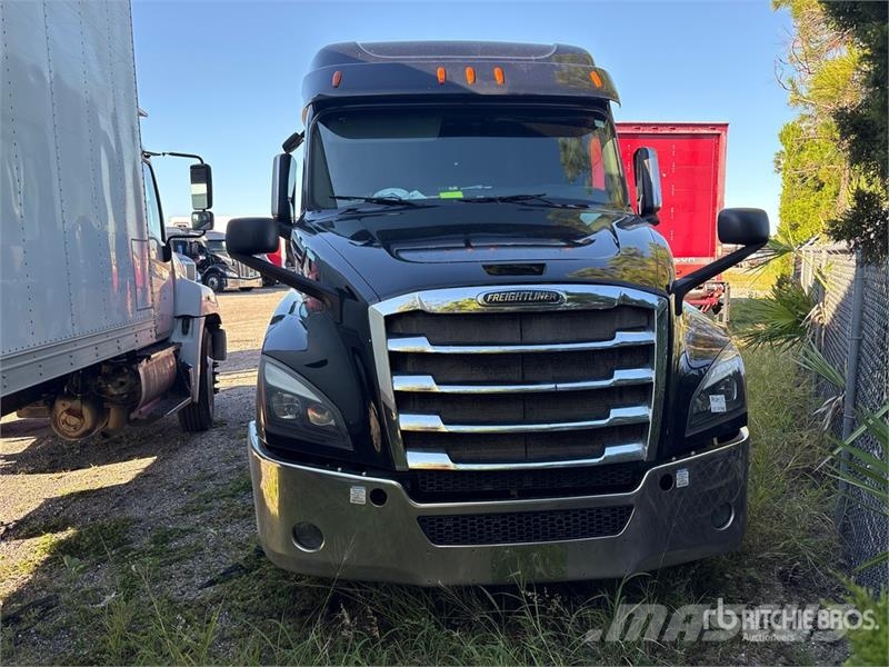 Freightliner Cascadia 126 6x4 T/A Sleeper Truck Tractor Vilcēji