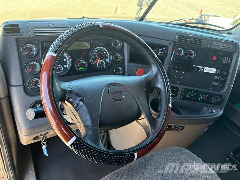 Freightliner Cascadia 125 6x4 T/A Sleeper Truck Tractor Тягачі