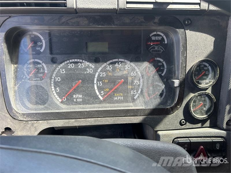 Freightliner Cascadia 125 6x4 T/A Sleeper Truck Tractor (Inoper Camiones tractor