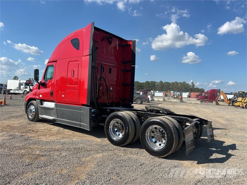 Freightliner Cascadia 125 6x4 T/A Sleeper Truck Tractor Vlačilci