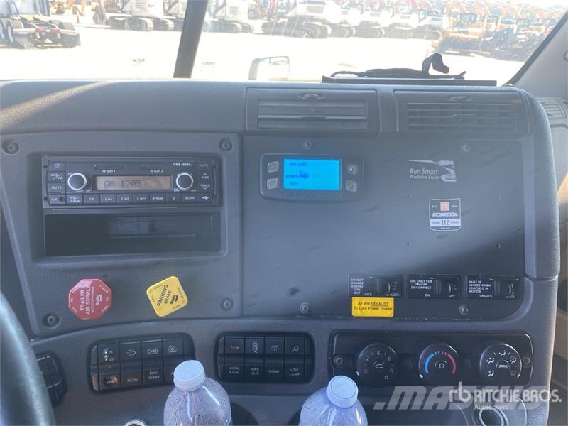 Freightliner Cascadia 125 6x4 T/A Sleeper Truck Tractor Cabezas tractoras