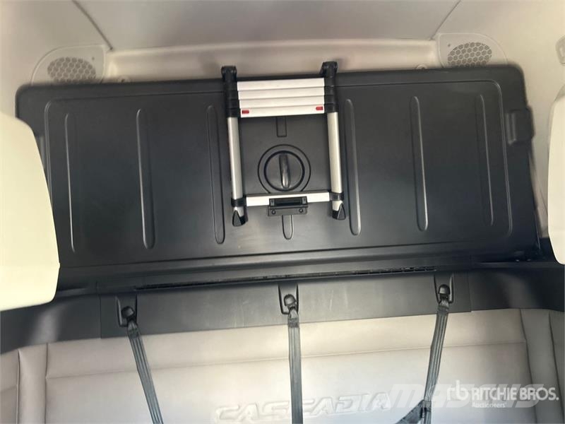 Freightliner Cascadia 126 6x4 T/A Sleeper Truck Tractor Tegljači