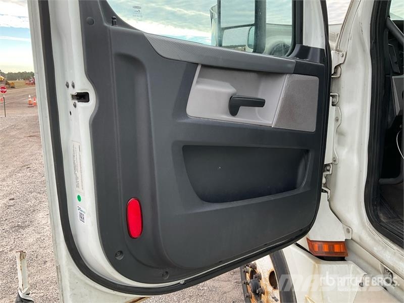 Freightliner Cascadia 126 6x4 T/A Sleeper Truck Tractor Vilcēji