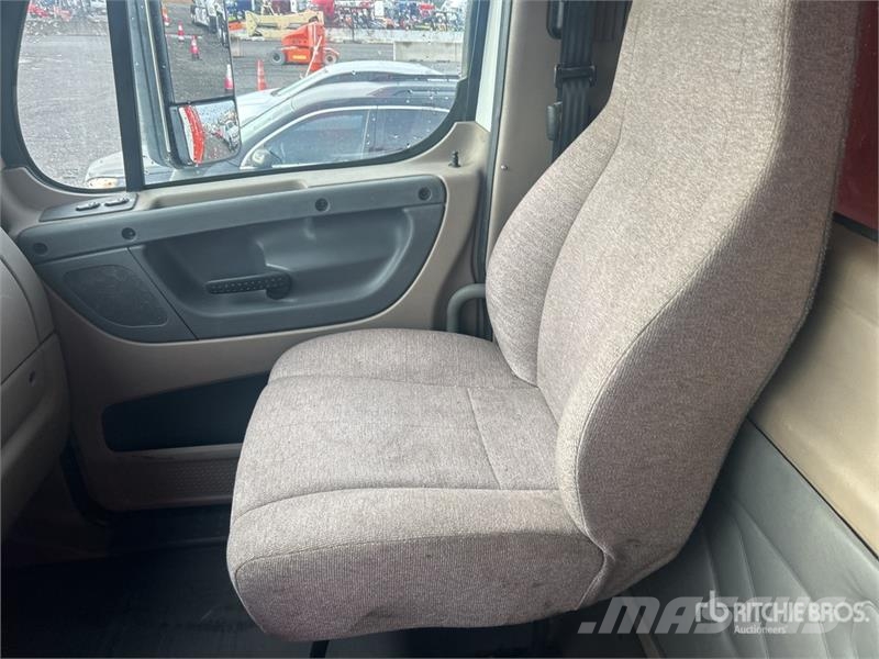 Freightliner Cascadia 113 Грузовики-Самосвалы