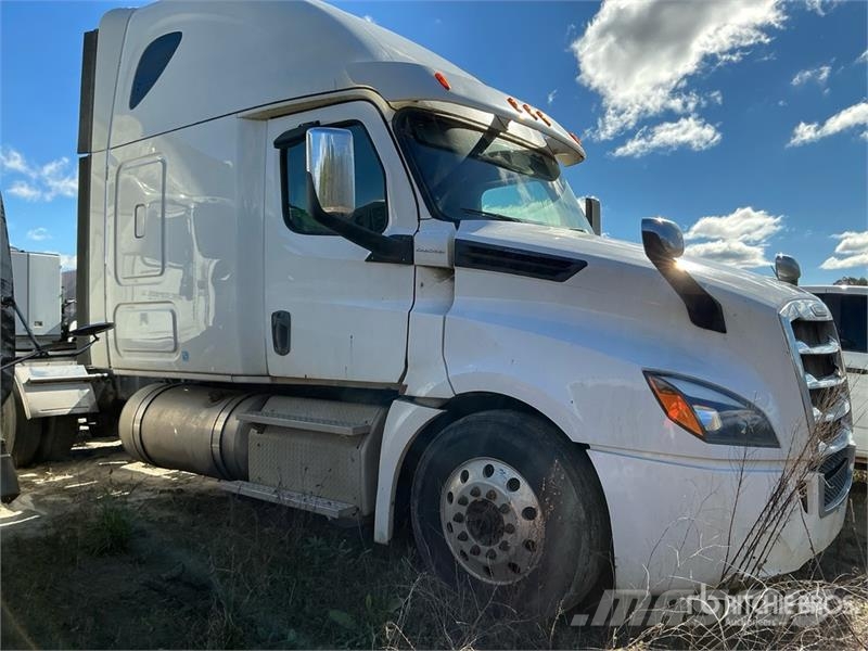 Freightliner Cascadia 126 6x4 T/A Sleeper Truck Tractor (Inoper Vetopöytäautot