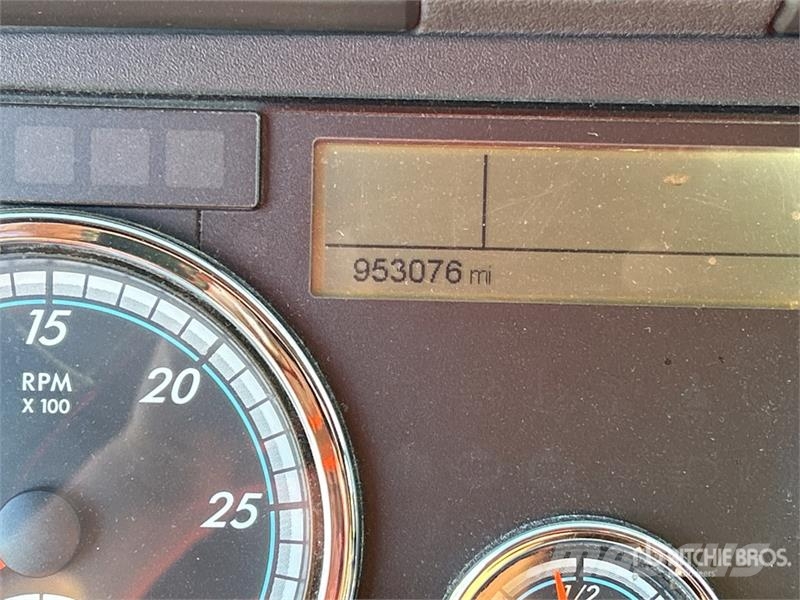 Freightliner Cascadia 125 6x4 T/A Sleeper Truck Tractor (Inoper Vilcēji