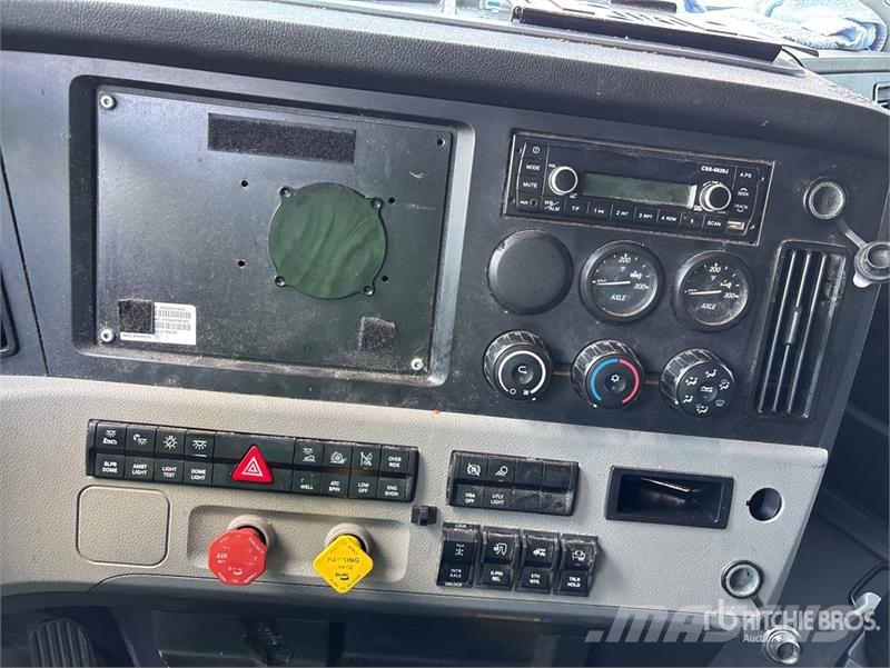 Freightliner Cascadia 126 6x4 T/A Sleeper Truck Tractor Tegljači