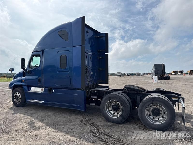 Freightliner Cascadia 125 6x4 T/A Sleeper Truck Tractor Vlačilci
