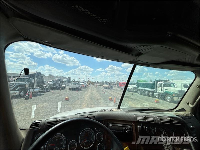 Freightliner Cascadia 125 6x4 T/A Sleeper Truck Tractor 中古トラクターヘッド | トレーラーヘッド