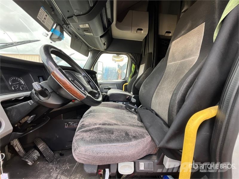Freightliner Cascadia 126 6x4 T/A Sleeper Truck Tractor (Inoper Тягачі