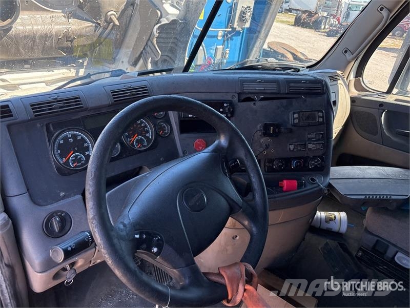 Freightliner Cascadia 125 6x4 T/A Sleeper Truck Tractor (Inoper Motrici e Trattori Stradali