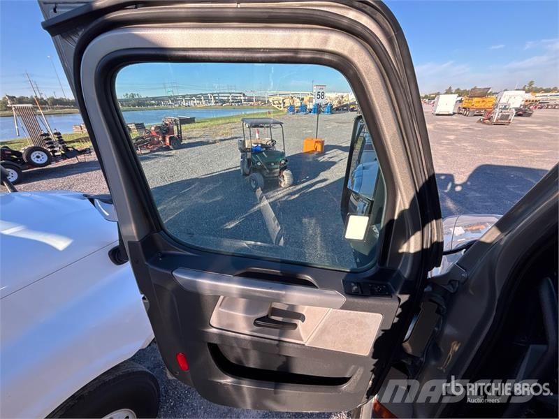 Freightliner Cascadia 126 6x4 T/A Sleeper Truck Tractor وحدات الجر