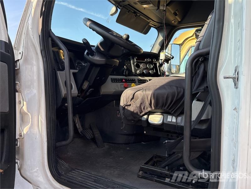 Freightliner Cascadia 126 6x4 T/A Sleeper Truck Tractor 트랙터 유닛