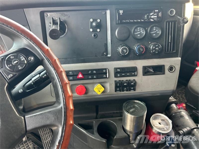Freightliner Cascadia 6x4 T/A Sleeper Truck Tractor (Inoperable Trekkvogner
