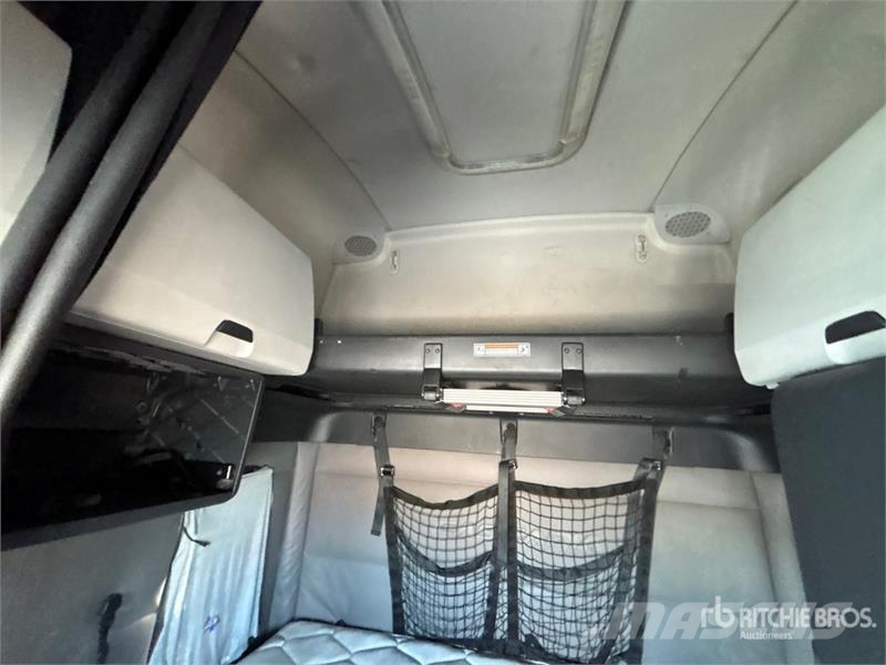 Freightliner Cascadia 126 6x4 T/A Sleeper Truck Tractor Tegljači
