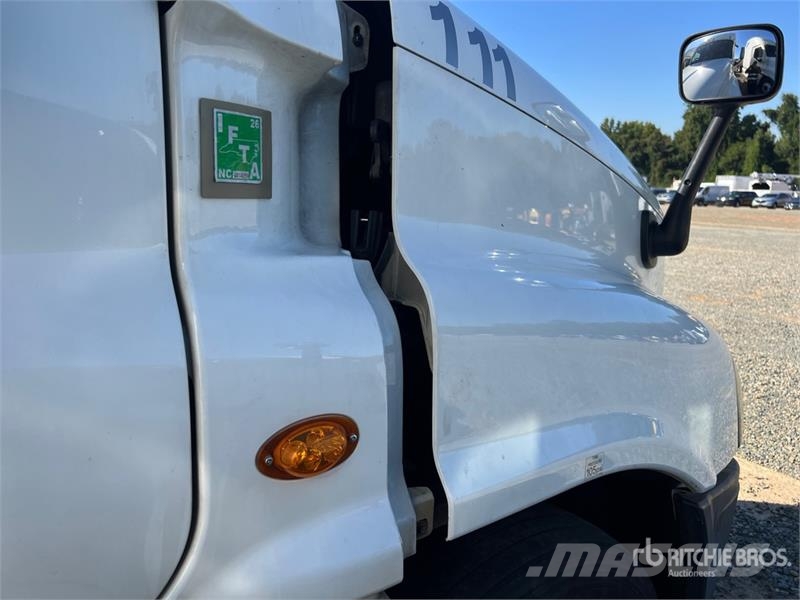 Freightliner Cascadia 6x4 T/A Sleeper Truck Tractor Vlačilci