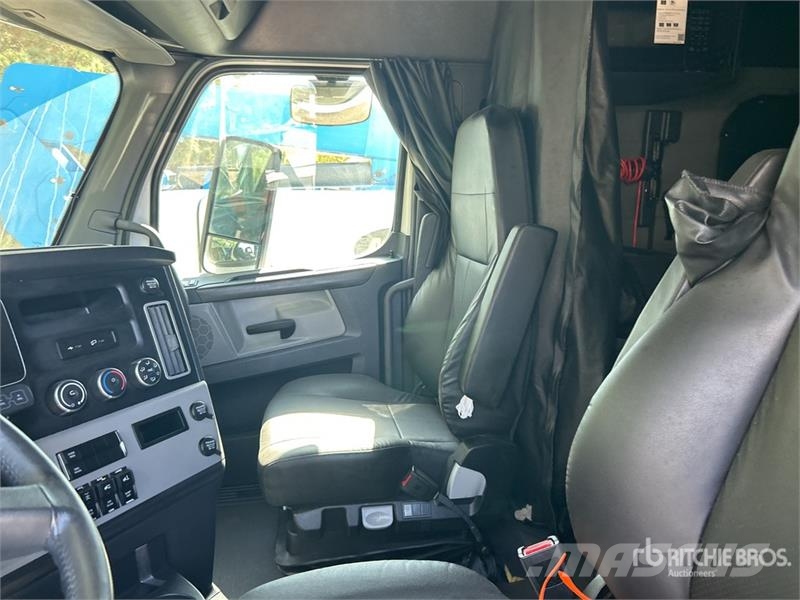 Freightliner Cascadia 126 6x4 T/A Sleeper Truck Tractor Tegljači