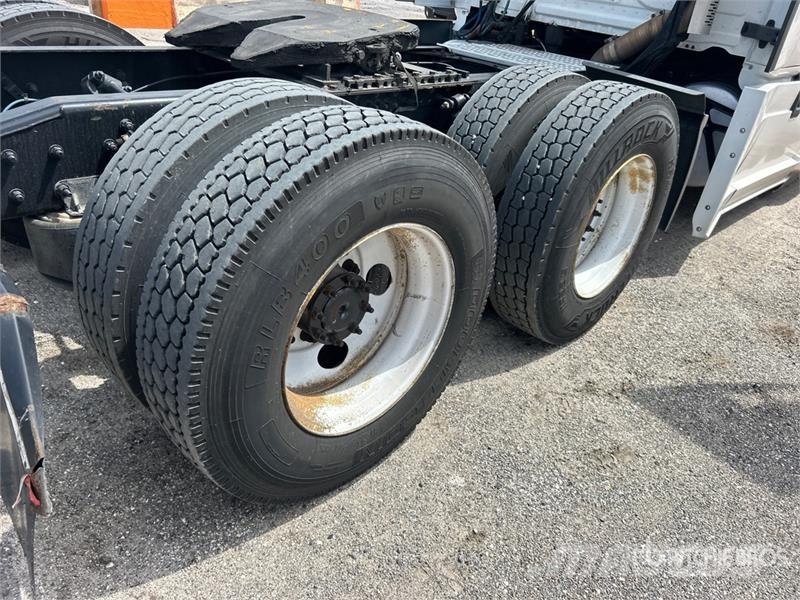 Freightliner Cascadia 126 6x4 T/A Sleeper Truck Tractor Tegljači