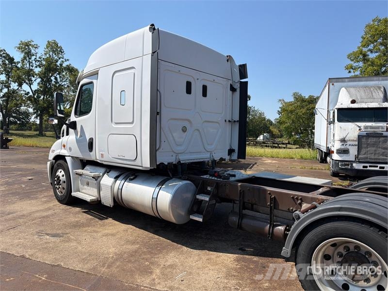 Freightliner Cascadia 113 6x4 Sleeper Car Carrier Truck Camiones portacoches