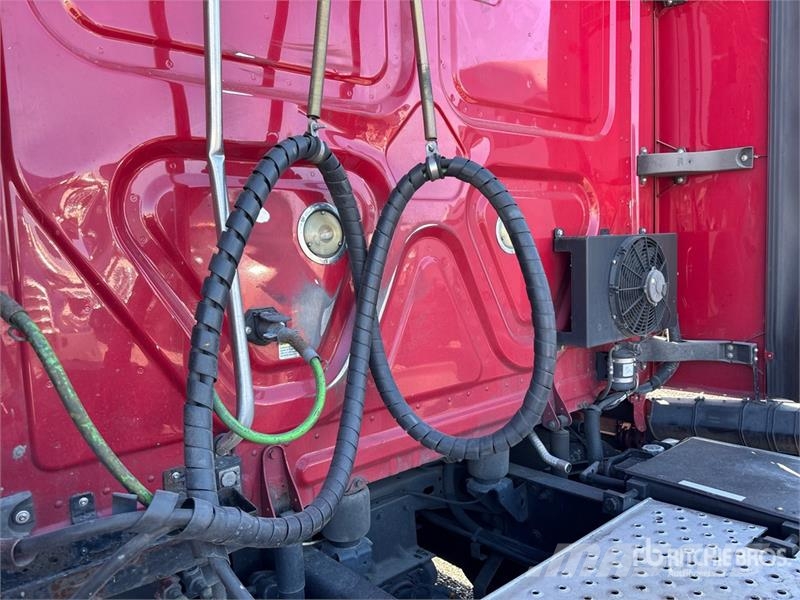 Freightliner Cascadia 126 6x4 T/A Sleeper Truck Tractor Sattelzugmaschinen