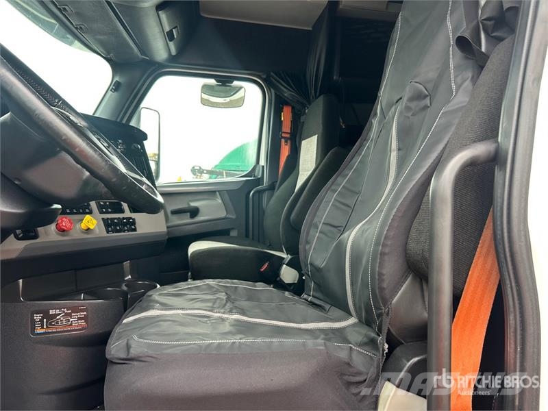 Freightliner Cascadia 126 6x4 T/A Sleeper Truck Tractor Vilcēji