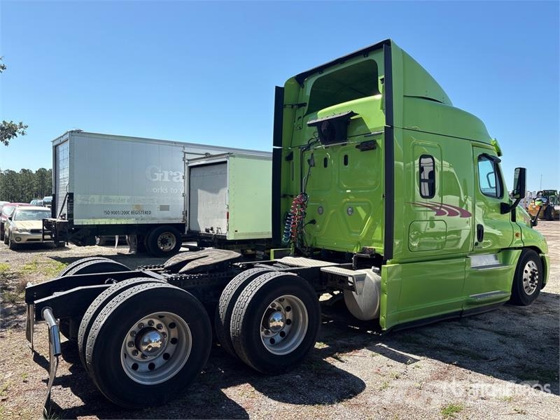 Freightliner Cascadia 125 6x4 T/A Sleeper Truck Tractor (Inoper Trekkvogner