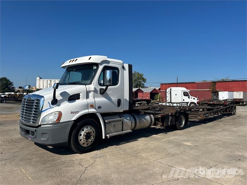 Freightliner Cascadia 113 4x2 Car Carrier Truck Trasportatore per veicoli