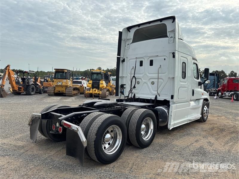 Freightliner Cascadia 125 6x4 T/A Sleeper Truck Tractor Vlačilci
