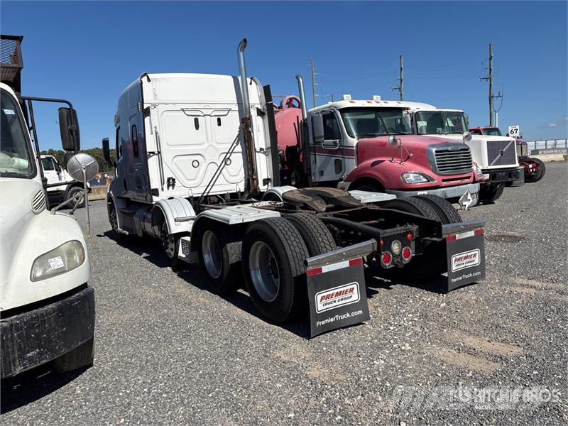 Freightliner Cascadia 126 8x4 Tri/A Sleeper Truck Tractor (Inop Tegljači