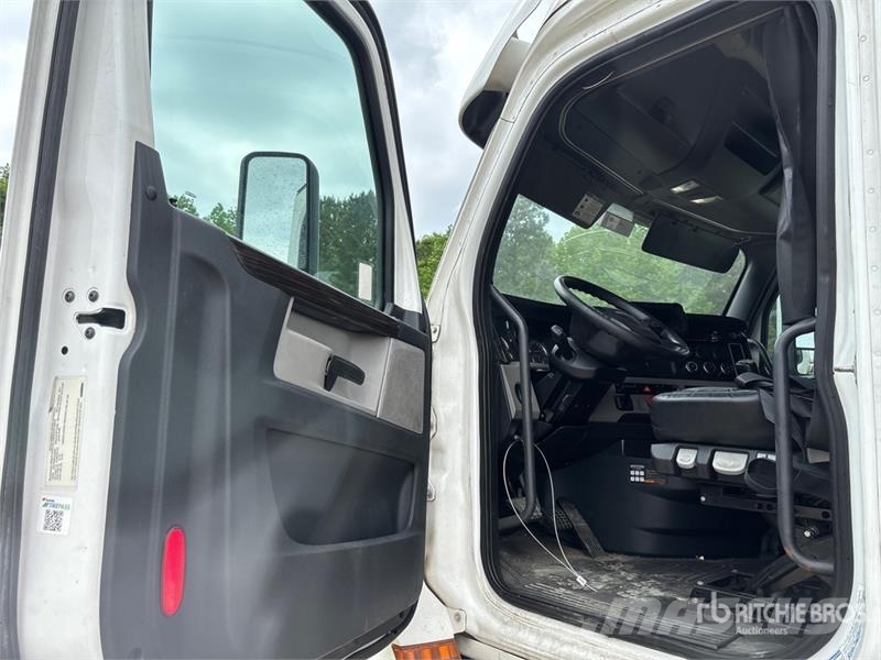 Freightliner Cascadia 126 6x4 T/A Sleeper Truck Tractor Tegljači