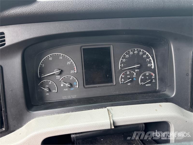 Freightliner Cascadia 126 6x4 T/A Sleeper Truck Tractor (Inoper Тягачі