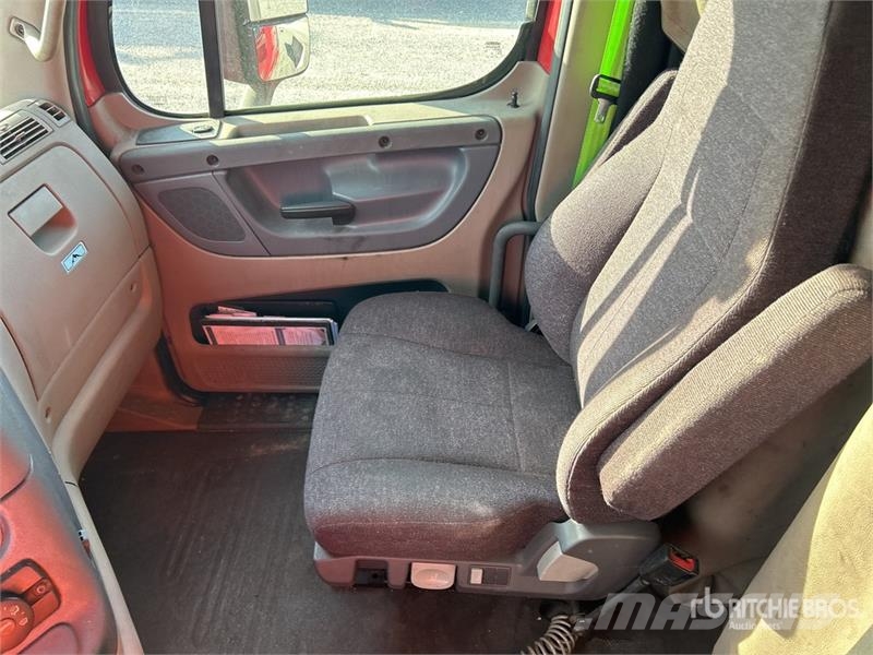 Freightliner Cascadia 125 6x4 T/A Sleeper Truck Tractor Vilcēji