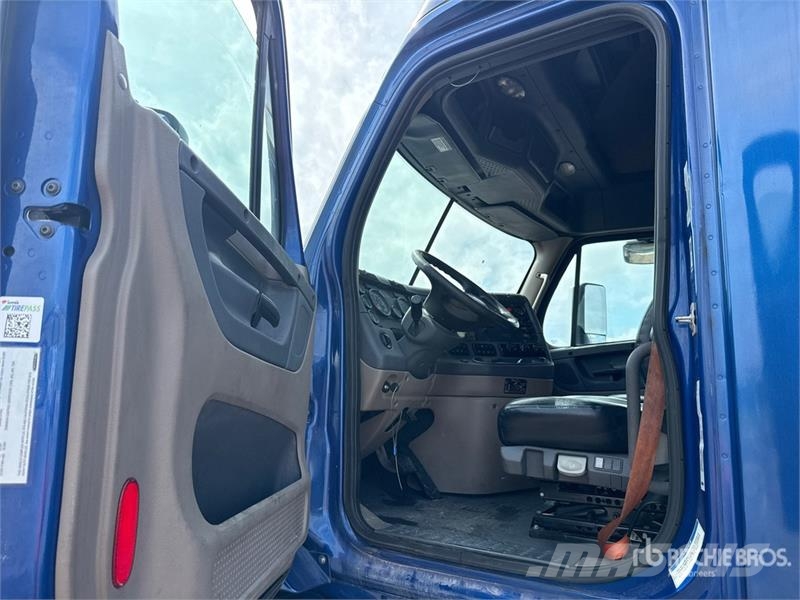 Freightliner Cascadia 125 6x4 T/A Sleeper Truck Tractor Vlačilci