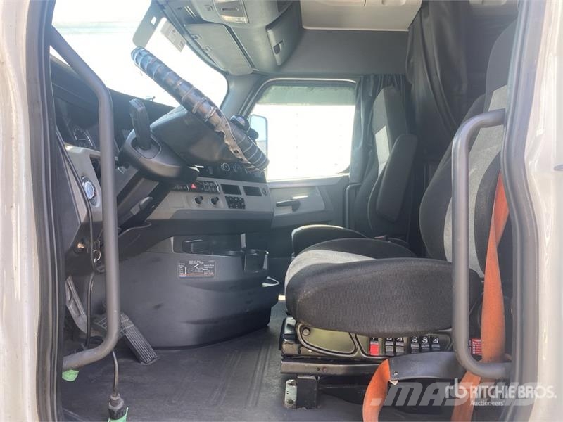 Freightliner Cascadia 126 6x4 T/A Sleeper Truck Tractor (Inoper 中古トラクターヘッド | トレーラーヘッド