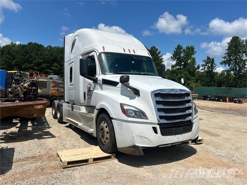 Freightliner Cascadia 126 6x4 T/A Sleeper Truck Tractor (Inoper Vilcēji