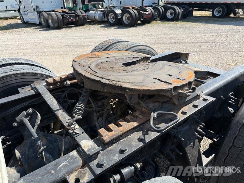 Freightliner Cascadia 126 6x4 T/A Sleeper Truck Tractor 中古トラクターヘッド | トレーラーヘッド