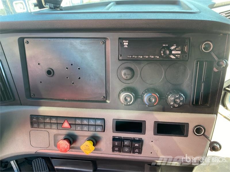 Freightliner Cascadia 126 6x4 T/A Sleeper Truck Tractor Autotractoare