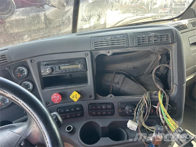 Freightliner Cascadia 125 6x4 T/A Sleeper Truck Tractor (Inoper Sattelzugmaschinen