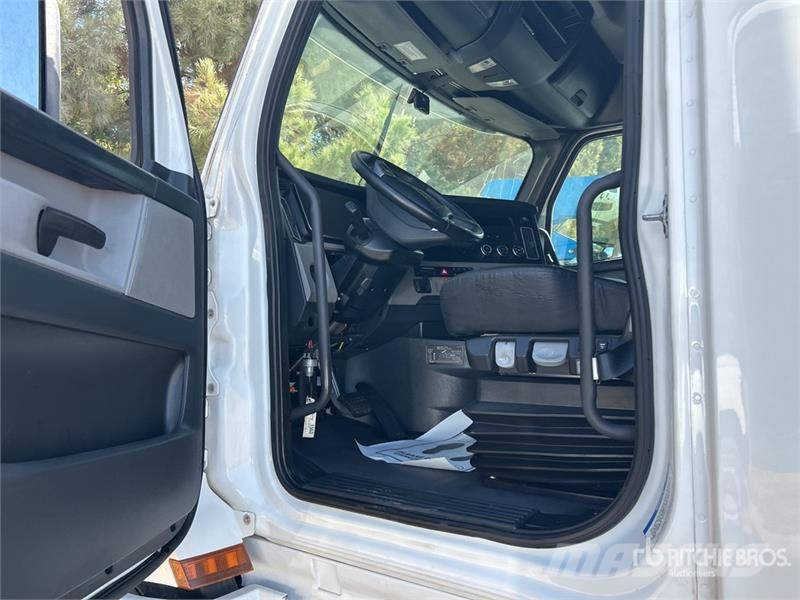 Freightliner Cascadia 126 6x4 T/A Sleeper Truck Tractor Tegljači