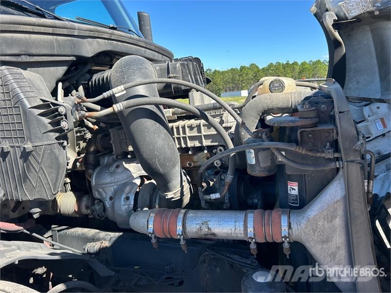 Freightliner Cascadia 126 6x4 T/A Sleeper Truck Tractor Седельные тягачи