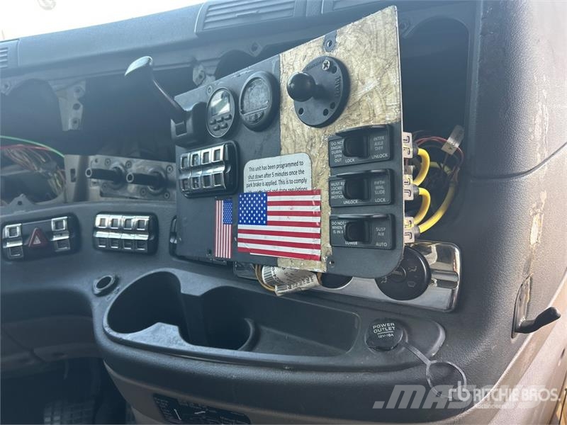Freightliner Cascadia 125 6x4 T/A Sleeper Truck Tractor (Inoper وحدات الجر