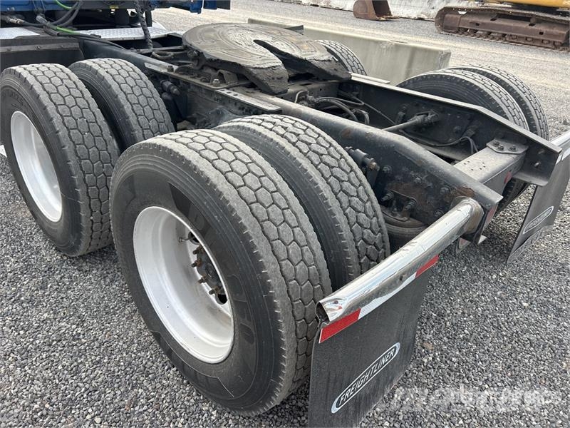 Freightliner Cascadia 126 6x4 T/A Sleeper Truck Tractor Vilcēji