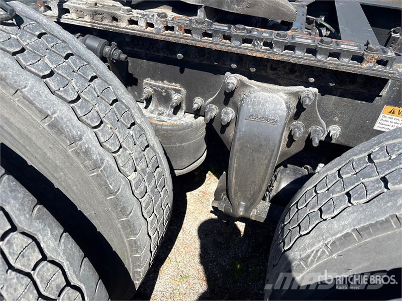 Freightliner Cascadia 125 6x4 T/A Sleeper Truck Tractor (Inoper Trekkvogner