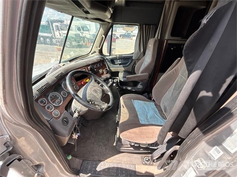 Freightliner Cascadia 125 6x4 T/A Sleeper Truck Tractor 中古トラクターヘッド | トレーラーヘッド