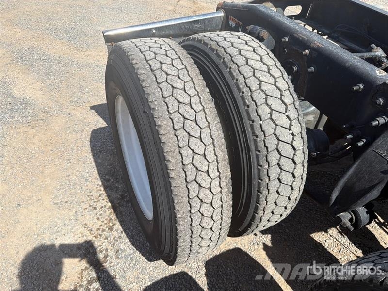 Freightliner Cascadia 125 6x4 T/A Sleeper Truck Tractor 中古トラクターヘッド | トレーラーヘッド