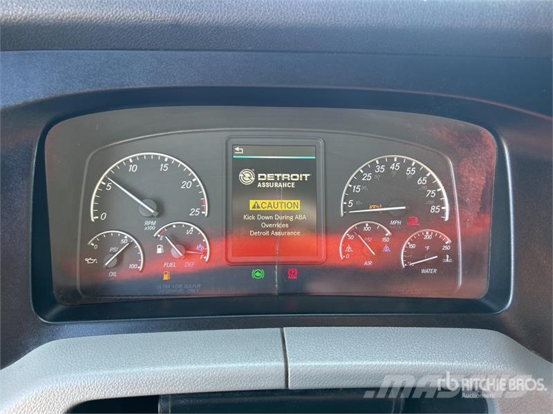 Freightliner Cascadia 126 6x4 T/A Sleeper Truck Tractor Trekkers