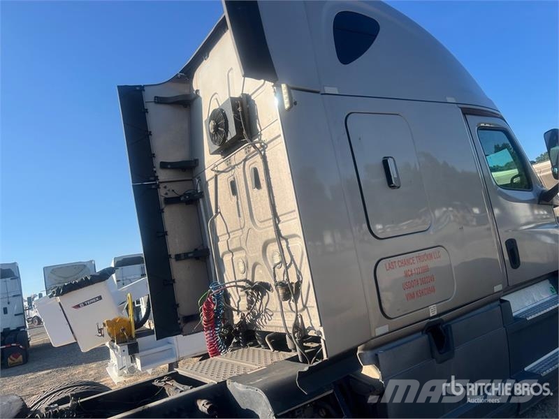 Freightliner Cascadia 126 6x4 T/A Sleeper Truck Tractor Vlačilci