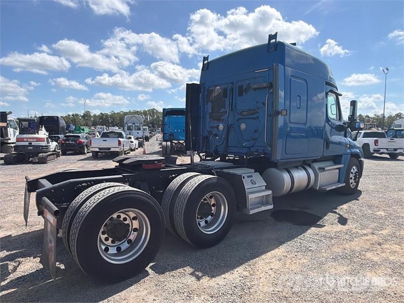 Freightliner Cascadia 125 6x4 T/A Sleeper Truck Tractor Vilcēji