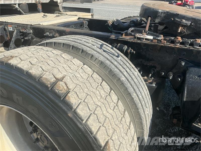 Freightliner Cascadia 125 6x4 T/A Sleeper Truck Tractor 中古トラクターヘッド | トレーラーヘッド