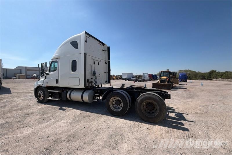 Freightliner Cascadia 126 6x4 T/A Sleeper Truck Tractor Cabezas tractoras